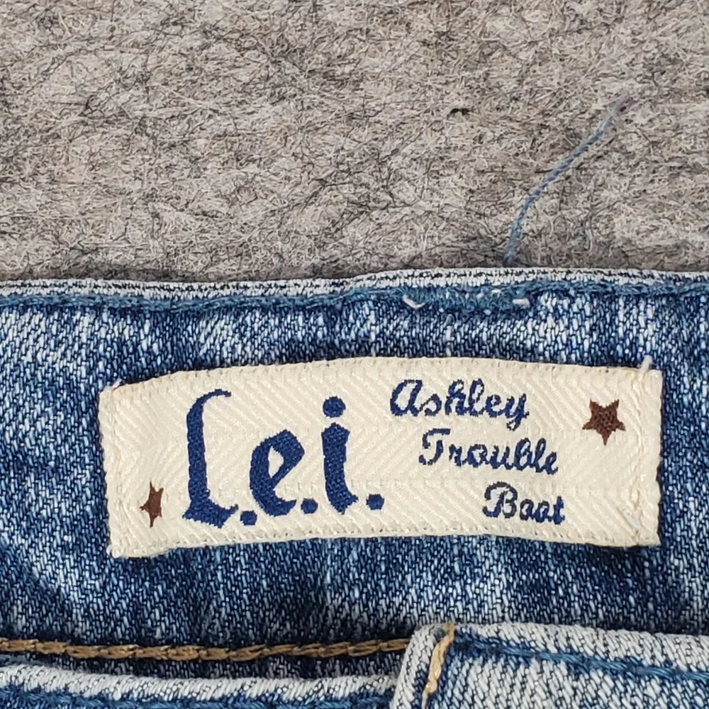 L.e.i. Ashley Trouble Bootcut Jeans Womens 1 Light Blue Low Rise Embroidered Y2K
